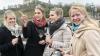 Genießen den Brückenschoppen: Die Deutsche  Weinkönigin Katharina Staab (links) mit den Weinprinzessinnen Laura Lahm (Dritte von links) und Charlotte Freiberger (rechts). Sie werden begleitet von der fränkischen Weinkönigin Silena Werner (Zweite von links).