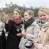 Genießen den Brückenschoppen: Die Deutsche  Weinkönigin Katharina Staab (links) mit den Weinprinzessinnen Laura Lahm (Dritte von links) und Charlotte Freiberger (rechts). Sie werden begleitet von der fränkischen Weinkönigin Silena Werner (Zweite von links).