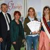 Auszeichnung erfolgreicher Brenner (von links): Hubert Fröhlich (Vorsitzender des Fränkischen Klein- und Obstbrennerverbandes, Andrea Bätz (Geschäftsführerin des Verbandes), Preisträgerin Rosmarie Weingart (Hergolshausen), Anna-Maria Hußel (Apfelkönigin der Fränkischen Moststraße).
