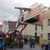 Verschwörungstheorien in Sachen Luftverschmutzung durch Flugzeuge geistern durch Mönchstockheim. Die Kirchweihburschen griffen das bei der Bürgerversammlung geäußerte Thema mit einem aufwendig geschmückten Wagen auf.