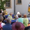 Beim Sommerfest des Historischen Vereins Gerolzhofen stellte Irmgard Fröhling das fränkische Multifunktionalwort "Öbbes" vor.