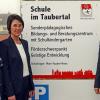 Kindergartenleiterin Barbara Barthel, Schulleiterin Regine Stolzenberger-Hilpert und Landrat Reinhard Frank nahmen an der Schule im Taubertal mit Schulkindergarten in Unterbalbach das neue Schild gemeinsam in Augenschein.