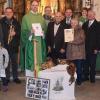 Stellten sich zum Abschied einem gemeinsamen Erinnerungsfoto: (von links) Anja und Georg Lang mit ihren Töchtern, Jürgen Erb (Leiter der Kirchenmusik), Pfarrer Thomas Menzel, Kirchenpfleger Michael Schweiger, Siegbert und Reinhilde Lang, Pfarrgemeinderatsvorsitzender Thomas Späth, Mesnerverbandsvorsitzender Anton Dill und die Vertreter der Fladunger Ministranten.