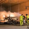 Ein unter kontrollierten Bedingungen brennendes Auto im Katzenbergtunnel. Anhand verschiedener Szenarien fanden am Mittwoch Versuche zur Tunnelbetriebs- und Tunnelsicherheitstechnik statt. Techniker überwachten zeitgleich die Testreihen.