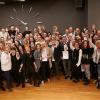 (steve)  Die s.Oliver Group freut sich in diesem Jahr über eine neue Rekordzahl – 190 Mitarbeiter feiern 2017 ihr Unternehmensjubiläum. Kürzlich wurden 124 Jubilare durch die Geschäftsführung für ihr langjähriges Engagement geehrt und feierten laut Pressemitteilung bei einem fröhlichen Dinner-Abend in der Unternehmenszentrale in Rottendorf. Inhaber Bernd Freier eröffnete, zusammen mit Sohn Christian Freier, die Feier. Anschließend überreichten Gabriele Fluck, Global Director HR, und Christian Freier den Jubilaren deren Urkunden. Mitarbeiter, die bereits auf 25 Jahre bei s.Oliver zurückblicken können, erhielten zusätzlich eine IHK-Urkunde. „Alle Jubilare und Gratulanten hatten einen wunderbaren Abend“, so Fluck. Bis spät in den Abend ließen sich die 124 Ehrengäste feiern. Insgesamt können dieses Jahr 126 Mitarbeiter 10-jähriges Betriebsjubiläum feiern. 41 Mitarbeiter sind schon 20 Jahre Teil der s.Oliver Group und 16 Mitarbeiter sogar schon 25 Jahre für das Unternehmen tätig. 30-jähriges Jubiläum können dieses Jahr 5 Mitarbeiter feiern, 2 Mitarbeiter wurden für 35 Jahre geehrt.