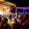 (eug)   Am Samstag fand zum vierten Mal die „November Wein-Nacht“ im Hof des Weingut Schwab in Thüngersheim statt. Nach einem regnerischen Vormittag wurde das Wetter zum Abend hin immer besser. Zum Beginn der Veranstaltung klarte der Himmel auf und es wurde ein Winterabend der zum Verweilen mit einer Tasse Glühwein an den Feuerkörben im Weingutshof einlud. Musikalisch wurde der Abend durch das Blasorchester des Musikvereins Thüngersheim abgerundet. Vom Medley bis zum Schlager war für jeden etwas dabei. Wem es doch zu kalt wurde konnte sich im Holzfasskeller oder der Vinothek aufwärmen.