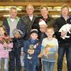 Ein Hobby, das Generationen verbindet. Bei der Gemeinschaftsschau der Kleintierzüchter Nordheim, Oberelsbach und Brendlorenzen freuten sich über die Erfolge: Maria Schubert (hinten von links), Eberhard Schorr, Erich Geis, Albert Scheuplein und Bernhard Then sowie (vorne von links) Luca Katzmann, Lara Michelle Göpfert, Luis Büttner, Felix Katzmann,  Leandro und Stefan Then.