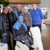 Die Patientin auf einem Trainingsgerät bei den Übungen im impuls Reha-Zentrum. Über Wochen wird Faeza Al Baadani dort aufgebaut, begleitet von (von rechts) Sportwisenschaftler Benjamin Lutz, Orthopädin Andrea Müller und impuls-Geschäftsführer Matthias Graeber. Dass Operation und „Auferstehung“ möglich wurden – daran haben Saied Ali (links), der Bruder der Patientin, und Don-Bosco-Schulleiter Harald Ebert großen Anteil.