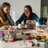 Wie Software-Entwicklung im Team aussieht, konnten die Schülerinnen anhand von Legosteinen erfahren. Wie Software-Entwicklung im Team aussieht, konnten die Schülerinnen anhand von Legosteinen erfahren.