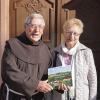 Regina Rinke stellt ihre neues Kreuzbergbuch Pater Martin Domogalla vor.