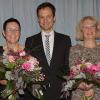 Blumen und Dankesworte gab es für die langjährigen Bibliotheksverantwortlichen Alexis Lender (links) und Angelika Götz (rechts) von (von links) Ralph Deifel, Landrat Florian Töpper und Bürgermeister Albrecht Hofmann.