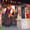 Der Vorhang im Kutzenberger-Saal öffnete sich und zum Vorschein kam der Sulzheimer Dorfplatz mit allerlei kleinen Geschäften. Den Mitgliedern der Theatergruppe Sulzheim war es wieder gelungen, eine sehr ansprechende Kulisse für ihre diesjährige Aufführung „Döner, Durst und Dosenwurst“ zu bauen. Allerlei technische Finessen wie Leuchtreklame, ein sprudelnder Dorfbrunnen und mehr, bedient von David Großewinkelmann waren eingebaut.