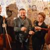 (new)   Eine außergewöhnliche Eröffnung erlebte die Ausstellung des Bad Neustädter Künstlers Christian Remchen (Zweiter von links) in der Vinothek Taubenmühle. Zu einem edlen Tropfen, den Inhaber Bernhard Gass (rechts), ausschenkte, demonstrierte Remchen, was es mit dem Titel „Das Wasser fließt nach oben“ auf sich hat, indem er ein Aquarell vor den Augen der Gäste entstehen ließ. Dazu erklang Musik des Cellisten Alexander Vaymer (links), der die Möglichkeiten der Technik für exzellente Klanggemälde einsetzte. Beeindruckt von dieser Vernissage zeigte sich auch zweite Bürgermeisterin Rita Rösch, die der Ausstellung mit Porträts und Landschafts-Aquarellen Erfolg wünschte.