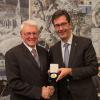 Ehrung für 20 Jahre Leitung des Grünen Kreises: Oberbürgermeister Christian Schuchardt (rechts) zeichnet Willi Dürrnagel mit der Lindahl-Medaille aus.