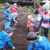 (ppe)   Mit Matschhose und Gummistiefeln bewaffnet zogen die Eichfelder Kindergartenkinder los, um im Garten der Familie Göttemann Kartoffeln zu ernten. Nach anfänglicher Enttäuschung – „Da sind ja nur trockene Blätter!“ - halfen die Kinder fleißig mit. Zurück im Kindergarten wurden diese laut Mitteilung zu Pommes verarbeitet.