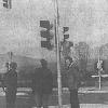 Der damalige Bürgermeister von Marktheidenfeld, Armin Grein (rechts), nahm die erste Ampelanlage der Stadt am 21. Oktober 1977 in Betrieb.                                                                                                                                    Foto: ULK