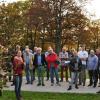 Die Gemeinde Waldbüttelbrunn will auf die Wünsche der Bürger eingehen und andere Bestattungsformen wie Urnenwand, Baumbestattung oder Gemeinschaftsgräber zulassen. Bei einer Ortsbegehung haben sich die Räte durch Landschaftsarchitekten Joachim Kaiser und Laura Kraus über alternative Bestattungsarten informiert.