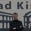 Kissinger Kulisse vom Arkadenbau über Kurtheater und Gradierbau bis zur Spielbank an der hinteren Zufahrt zum Salinenparkplatz: Malte Meinck vor einem Teil seines Werks.