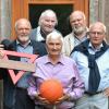 (tf)   Die weltweit tätige Organisation CVJM hat eine große Basketballtradition, die auf den Erfinder dieser Sportart, James Naismith, zurückgeht. Auch beim CVJM Würzburg wurde von 1950 bis in die 1990er Jahre erfolgreich Basketball gespielt, so eine Pressemitteilung. Seit dem 6. September 2017 trägt eines der  Steigerwald-Häuser im Freizeitzentrum des CVJM Würzburg in Münchsteinach/Mittelfranken den Namen James Naismith. Es wurde zum Teil durch Spenden der Ex-Basketballer des CVJM Würzburg finanziert. Sie wollen mit dieser Namensgebung an den amerikanischen YMCA-Mann erinnern, der Basketball Ende des 19. Jahrhunderts „erfunden“ hat, heißt es in der Pressemitteilung. Das Bild entstand bei einer Feier mit einigen der Würzburger CVJM-Basketballer der ersten Stunde in der Anfangszeit dieser Sportart in Deutschland: (von links) Karl-Heinz Langner (77 Jahre), Hellmut Koch (77), Peter Rost (75), Eckehard Bienmüller (78), Hans Hofmann (90).