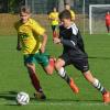 Elias Reiher (rechts) vom FC 05 Schweinfurt läuft dem Bamberger Timm Ludwig davon. Die 05er haben das U-15-Derby in der Bayernliga gegen Don Bosco klar gewonnen.