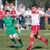 Zweikampf vor Zuschauern in der Oktobersonne: Kürnachs Konstantin Frey (links) und Estenfelds Marco Burkert haben den Ball im Blick.