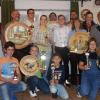 Der Schützenverein Mittelsinn proklamierte den neuen Schützenkönig Tom Gärtner (Mitte), den Bogenkönig Dieter Rosenkranz (Zweiter von rechts) sowie weiter Titelgewinner. Über die ausgezeichneten Schießergebnisse freuten sich Bezirksschützenmeister Mathias Dörrie (links) und Schützenmeister Dirk Schiefer (rechts).