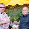 Honigfarmfest in Hausen Bürgermeister Fridolin Link stieß mit Stefan Knöß auf ein erfolgreiches Fest an. Foto: Ulrike Mauer