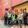 Heimverantwortliche und junge Teilnehmer am Deutschland-Cup im Mountainbiken haben sich neben dem Haupteingang des Schullandheims getroffen. Die Erwachsenen sind Anita Sturdza (Heimleiterin), Andreas Hagedorn und Melanie Maienschein (beide Heimbeirat) sowie die Musikpädagogen Tanja Ertas-Keller und Andreas Kleinhenz. FOTO: Fred Rautenberg