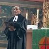 Für Mulugeta Giragn Aga war es eine gewaltige Umstellung. Im Jahr 2003 wurde der heute 41-Jährige in seinem Heimatland Äthiopien als lutherischer Pfarrer ordiniert - ab 1. Oktober übernimmt er die Gemeinde St. Lukas II in Schweinfurt. Für ihn ist die evangelische Landeskirche in Bayern ist eine völlig andere Welt. „Die Inhalte, also das Evangelium, sind natürlich gleich - aber die bayerische Liturgie ist komplett anders“, sagt der verheiratete Vater von zwei Kindern. In seiner Heimat sei ein Gottesdienst ausgelassen, fröhlich, lebendig, hier in Bayern dagegen sehr getragen, feierlich, erhaben. „Das ist nicht schlechter, aber man muss sich daran gewöhnen“, erklärt er.    Für seine Arbeit in Schweinfurt hat sich der 41-jährige vorgenommen, ein bayerischer Äthiopier zu sein - oder umgekehrt. „Ich freue mich auf die Gemeinde und ich hoffe, dass das auch andersherum der Fall ist“, sagt er. Die Gottesdienste wolle er, bei aller Einhaltung der landeskirchlichen Liturgie, so lebendig wie möglich gestalten: „mehr Lieder, mehr Chor, mehr Lebensfreude.“  Auf seinen Pfarrdienst in der Evangelisch-Lutherischen Kirche in Bayern (ELKB) wurde er in einem knapp einjährigen Spezialvikariat vorbereitet, das er in der Deutschhausgemeinde in Würzburg abgelegt hat. Mulugeta Giragn Aga ist damit der erste ordinierte Pfarrer vom afrikanischen Kontinent, der in der bayerische evangelische Landeskirche in den regulären Pfarrdienst  übernommen wird. „Ich war auch regelmäßig im Predigerseminar in Nürnberg, um die liturgischen Elemente zu üben und mich mit Bräuchen und Gewohnheiten in der Landeskirche auseinanderzusetzen“, sagt er: „Es war nicht immer einfach, den Äthiopier in mir zu bremsen. Was er damit meint, kann jeder erleben, der zum Beispiel mal einen der Gottesdienste in der Nürnberger Oromo-Gemeinde besucht hat. In der Gemeinde hat Pfarrer Mulugeta vor seinem Spezialvikariat ehrenamtlich bis zu drei Mal im Monat Gottesdienste gehalten, in der Jakobskirche in der Fußgängerzone.  Lebendiger und vielseitiger ist der Gottesdienst der Äthiopier - und geprägt davon, dass mehrere christliche Strömungen wie Lutheraner und Pfingstler und auch Orthodoxe keine Berührungsängste haben, ihre liturgischen Elemente zu mischen oder anzupassen. Das ist sicher auch der Situation geschuldet, dass jede Konfession für sich nicht genügend Leute für eigene Gottesdienste in Deutschland hätte.“ Einmal Pfarrer in Bayern zu werden, das war nie Mulugetas Plan. Als er nach seiner Ordination in Äthiopien nach Deutschland kam, wollte er an der Uni Göttingen eigentlich nur einen Master in interreligiösen Studien machen. „In den Semesterferien bin ich nach Hause gereist - und habe sofort Probleme mit dem äthiopischen Regierungs-Regime bekommen“, erzählt er. Denn in Deutschland hatte sich der lutherische Theologe in Menschenrechtsgruppen engagiert und dabei auch die Probleme in der äthiopischen Heimat angesprochen. Der Druck auf Mulugeta wurde so groß, dass er 2010 in Deutschland Asyl beantragt hat. Ein Jahr später holte er seine Frau nach, seit 2015 ist er anerkannter Flüchtling.  „Ich hatte großes Glück“, sagt Mulugeta. Denn viele seiner Landsleute, die ebenfalls von Repressionen in der Heimat berichten und hierzulande Asyl beantragen, bekommen es nicht. „Viele haben keine Unterlagen, sie haben keine Pässe oder Dokumente“, berichtet er. Die aber seien für ein erfolgreiches Asylverfahren in Deutschland oft nötig: „Die Behörden in Äthiopien stellen Regierungskritikern aber keine Dokumente aus - oder nehmen sie ihnen wieder weg.“ Er führe viele Gespräche mit geflohenen Äthiopiern in Deutschland, die seit Jahren auf eine Asyl-Entscheidung warten. „Es tut weh, diese Menschen ohne Hoffnung zu sehen“, sagt er. Umso dankbarer sei er, dass es bei ihm anders gelaufen ist.