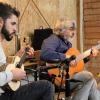 Julian Dünninger (links) und Wolfgang Meuser steuerten brasilianische Gitarrenklänge zum Genussfrühstück am Demeterhof bei.