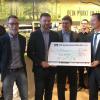 (fi)   Äußerst spendabel zeigten sich Michael Bock (Zweiter von links) und Wolfgang Rosentritt (Dritter von links) bei der Eröffnung des neuen Rewe-Marktes. Die Investoren und Bauherrn des Rewe-Aldi-Komplexes überreichten einen Scheck in Höhe von 5000 Euro an Bürgermeister Thorsten Wozniak (rechts). Das Geld ist für soziale Zwecke gedacht. Mit im Bild der evangelische Pfarrer Reiner Apel (links) und Architekt Martin Giedl.