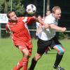 Körpereinsatz: Philipp Heilgenthal (links) vom ASV Hofstetten im Duell mit Roland Emrich vom TSV Rechtenbach.