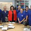 Beim Rundgang durch die Firma Hunger Hydraulik zeigten Ingrid Hunger und ihr Bruder Jan Wirtschaftsministerin Aigner und den beiden Parlamentariern Alexander Hoffmann und Thorsten Schwab (alle CSU) die teils gewaltigen Produktionsanlagen. Besonders beeindruckend waren riesige Honmaschinen, die die Oberfläche von Metallzylindern und -rohren glätten. Der Lärm, der wie lauter Walgesang klingt, machte Ohrenstöpsel nötig. 80 Prozent des Umsatzes der Firma wird derzeit im Export erwirtschaftet. Neben kopierenden Billigkonkurrenten aus China machen der Firma auch Sanktionen zu schaffen. So habe man in St. Petersburg die 100 Jahre alte Schlossbrücke über die Große Newa auf Hydraulik umrüsten können und auch schon Folgeaufträge für weitere Brücken in der Tasche gehabt. Aber die Russland-Sanktionen hätten Hunger einen Strich durch die Rechnung gemacht. Zwar seien Hydraulikprodukte eigentlich nicht betroffen, aber Russland habe kurzerhand Gegensanktionen erlassen und die Hunger-Aufträge storniert. Auch aus dem Iran sei man zehn Jahre weggewesen, erklärte Ingrid Hunger, was sich aber jetzt wieder gebessert habe. Zwei schwere Jahre habe die Firma zuletzt gehabt, es gab Kurzarbeit, erzählte Ingrid Hunger. Das sei jetzt vorüber. Sorgen machen der Firma die steigenden Materialkosten. Jahr für Jahr muss die Firma außerdem Hundertausende dafür ausgeben, das durch die Fahrlässigkeit eines Mitarbeiters in den Boden gekommene Chrom unter dem Unternehmen herauszubekommen. Ingrid Hunger berichtete von den Anfängen in Lohr, nachdem sie mit 1958 ihren Eltern aus Ostdeutschland, wo sie enteignet werden sollen, dramatisch geflohen waren. Später habe die Firma Rexroth als Beteiligter bei Hunger Hydraulik versucht die Expansion der Firma zu unterbinden, weswegen in Würzburg eine Produktion aufgebaut wurde anstatt die vorhandenen Flächen zwischen der Produktionsstätte in Lohr und dem Obi-Baumarkt zu nutzen. Inzwischen gibt es weitere Niederlassungen in den USA, China, Indien, Südkorea, Frankreich, der Schweiz und Großbritannien. Geschäftsführer Ingo Rühlicke präsentierte ausgewählte Projekte der vergangenen Jahre. Da durfte der weltgrößte, 200 Tonnen schwere Zylinder für einen Schwimmbagger nicht fehlen. Für die NASA modernisierte Hunger einen von zwei riesigen Raketentransportern, Rühlicke hofft auch auf den Auftrag für den zweiten. Weltmarktführer ist Hunger bei Gießzylindern für Aluminiumwerke. Gut im Geschäft ist Hunger auch bei Zylindern für Ölbohrplattformen, allerdings werden derzeit wenige neue Ölfelder erschlossen. Geschäftsfelder im Wasser sind Teleskopzylinder für U-Boote und Zylinder für Wellenenergieanlagen, durch die statt Öl Wasser läuft, das Energie erzeugt. Ingrid Hunger brachte im Namen des urlaubenden Lohrer Bürgermeisters den Wunsch vor, dass das Technologiegründerzentrum in Lohr angesiedelt werde. Der mit anderen CSU-Mitgliedern anwesende Hafenlohrer Schreiner Oskar Ebert klagte, dass er für eine geplante Investition in eine neue Spritzlackieranlage keine Förderung bekomme, weil sie unter der Bagatellgrenze von 200 000 Euro liege.