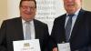 Ausgezeichnet: Großbardorfs Bürgermeister Josef Demar (links) bekam von Minister Helmut Brunner die Staatsmedaille in Silber überreicht.