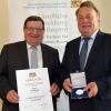 Ausgezeichnet: Großbardorfs Bürgermeister Josef Demar (links) bekam von Minister Helmut Brunner die Staatsmedaille in Silber überreicht.