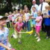 Mit den Leiterinnen des Ferienspielplatzes Isabell Eilingsfeld, Stephanie Lutz und 22 weiteren Betreuern gehen die Kinder den Spuren von Cowboys und Indianern nach. In der kleinen Westernstadt üben sich die Bewohner im Bogenschießen ebenso wie in der Herstellung von Schmuck, Trommeln und  Regenmachern.  Dass wegen des Regens einige der sportlichen und spielerischen Aktivitäten nach drinnen verlegt werden mussten, tat der Begeisterung keinen Abbruch. Das abenteuerliche Leben, zu dem auch die Nachtwanderung und eine Übernachtung auf dem Festplatz gehörten, geht am Freitag, 4. August zu Ende.  Für die Cowboys und Indianer, die ihre Gäste um 15 Uhr mit einer Theateraufführung sowie Musik und Tänzen unterhalten, stellt das Streichelgehege „Arche Noah“ einige Ponys zum Reiten zur Verfügung. Bernhard Rhein, der die Kosten für den Ferienspielplatz mit etwa 10 000 Euro bezifferte, sorgte zweimal für das Mittagessen für die Betreuer. Die Kosten für weitere drei Mahlzeiten hat Paul Lehrieder übernommen. Die Firma Opitec (Sulzdorf) spendierte 200 Euro. Foto: HANNELORE GRIMM