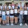 Neben dem Schulleiter der Staatlichen Realschule, Dieter Schanzer (zweite Reihe, Vierter von links), sowie der Rektorin der Mittelschule, Annette Hettiger (zweite Reihe, Fünfte von rechts), war auch Dritter Bürgermeister Martin Harth (links) der Einladung gefolgt. Die von Landrat Thomas Schiebel unterzeichneten Zertifikate wurden durch Gerlinde Stumpf (rechts), Leiterin der Freiwilligen-Agentur des Landkreises, überreicht.