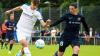 Der Strahlunger im Trikot von Carl Zeiss Jena, Florian Dietz (links) zieht im Test gegen Inter Leipzig (Petar Trivonov) entschlossen ab.