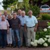 Anerkennung und Dank an die amtierenden Mitglieder der Vorstandschaft der Teilnehmergemeinschaft Dorferneuerung Hasloch-Hasselberg. Von links: Franz-Josef Lang vom Amt für ländliche Entwicklung, Günter Tretter, Gerhard Obersberger, Walter Staub, Gerhard Fünkner, Inge Elter, Gerhard Rüster, Dietmar Maier, Rudolf Kopp und Bürgermeister Karl-Heinz Schöffer am Dorfplatz in Hasselberg.