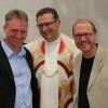 Dekan Andreas Krefft fand bewegende, aber auch amüsante Worte beim Abschied der beiden Jugendseelsorger Thorsten Kapperer (links) und Stephan Tengler (rechts).