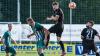 Schweißtreibend: Der Sander Max Witchen (Zweiter von rechts) behauptet sich im Kopfballduell gegen Gebenbachs Marco Seifert (links daneben). Im Bild ganz rechts der Sander Kevin Steinmann.
