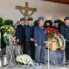 Mitglieder der Eibelstadter Feurwehr hielten Ehrenwache am Sarg von Heinz Koch, während sich Hunderte von Trauergästen vom verstorbenen Altbürgermeister und Kreisrat verabschiedeten.