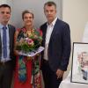Bürgermeister Oliver Schulze (links) verabschiedete jetzt Detlef Bauer (rechts) in Anwesenheit von Gattin Alexandra Bauer in die Altersteilzeit.