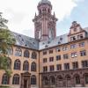 Der Innenhof der Alten Uni der JMU: Auch in den hier ansässigen Rechtswissenschaften soll es künftig mehr Professorinnen geben.