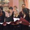 (mae)   Der Kammerchor ist einer von vier Chören, die in der Marktgemeinde Höchberg aktiv sind. Unter der Leitung von Gertrud Brandl gab er nun ein Benefizkonzert in der Pfarrkirche Mariä Geburt. Die elf Frauen und vier Männer haben alle hervorragende Stimmen, wie die vielen Besucher des Chorabends anerkannten. Sie so zusammenzustellen, dass daraus ein wohlklingender Chorgesang wird, das obliegt Dirigentin Brandl. Sie hatte eine breite Auswahl an Stücken eingeübt und die klangen bei der Akustik der Kirche beeindruckend. Werke von Felix Mendelssohn Bartholdy (1809-1847), Heinrich Schütz (1585-1672) und Johann Hermann Schein (1586-1630) wurden bei dem rund einstündigen Konzert vorgetragen. Dazwischen spielte Joachim Brandl zwei Suiten von Johann Sebastian Bach auf dem Violoncello. Schnell ging die Zeit vorüber und nach anhaltendem Beifall zum Schluss kündigte Gertrud Brandl noch zwei Zugaben an, „weil das Programm heute etwas kurz war“, wie sie mit einem Augenzwinkern verkündete. Den Abschluss des Abends bilde ein „Ave Maria“ in einer Version von Sergej Rachmaninow. Der Erlös geht an den Ehrenamtlichen Sozialdienst Würzburg, der sich um sozial benachteiligte Kinder kümmert.