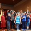 (hg)   Das Sommerfest der Kindertagesstätte Großbardorf stand unter dem Motto „Hören, riechen, sehen, ich will die Welt verstehen“. Im Theaterstück der Krippen- und Kindergartenkinder, waren „Der, Die, Das und Kunterbunt“ vertreten. Im roten Land durften nur Rote leben, im blauen Land bloß Blaue und bei den Gelben nur Gelbe, was die Kinder natürlich nicht in Ordnung fanden. Und sie setzten sich durch. Schließlich ließen sie sich in einem kunterbunten Land nieder, in dem alle wohnen durften, egal, wie sie aussahen. Danach konnten es sich die Besucher bei Kaffee, Kuchen und Gegrilltem gut gehen lassen. Ein Highlight war die Tombola, die mit tollen Preisen überraschte. Viele kreative Spielangebote, eine Spielstraße und eine Fühlstraße sorgten für Spaß und Bewegung. Beim Dosenwerfen war Kraft gefragt und beim Holzkreisel bemalen und basteln konnten alle ihrer Fantasie freien Lauf lassen. Den Abschluss bildeten Schulkinder, die eine selbst verfasste Geschichte vortrugen. Ein tolles fest, das durch das Engagement vieler Helfer wieder sehr gelungen war.