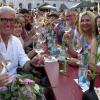 (wabr)   Als Publikumsmagnet erwies sich einmal mehr das Sommeracher Weinfest Stil & Faszination, das bereits zum Festauftakt am Freitagabend Tausende von Besuchern in den Ortskern lockte. Bürgermeister Elmar Henke hieß die Ehrengäste zunächst bei einem Empfang in der Villa Sommerach willkommen. Anschließend zog man in Begleitung der örtlichen Musikkapelle zum Festgelände, wo Weinprinzessin Isabel Gerbig die viertägige Veranstaltung eröffnete. Den Gästen wünschte die Weinhoheit „eine wundervolle Reise durch die Welt der Sommeracher Weine“. Acht Weinerzeuger sorgten mit der Präsentation von über 100 Schoppen für eine besondere Weinauswahl. Kulinarisch verwöhnt wurden die Gäste an sechs Genussstationen. Für Kaffee und Kuchen sorgte die Landfrauengruppe Sommerach. Neben Wein, Essen und abwechslungsreicher Musik wurde bei einem Bummel durch die Gemeinde und bei einem Spaziergang durch die Weinberge auch Dorfgeschichte vermittelt. Zum Festausklang am heutigen Montag, 10. Juli, spielt ab 15 Uhr das Duo Fun mit Musik und ab 19.30 Uhr unterhalten die Mambo Cats auf der Weinfestbühne.