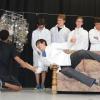(plo)   „Gott weiß, er will keine Engel“ lautet der Titel des Stückes, das die Musiktheatergruppe des Franken-Landschulheims Schloss Gaibach am Mittwoch und Donnerstag, 12. und 13. Juli, jeweils um 20 Uhr in der Turnhalle 1 auf die Bühne bringt. Der Inhalt des Theaterstückes ist laut Pressemitteilung inspiriert von der Komödie „Wer hat Angst vorm weißen Mann“: Franz Rissmeyer ist nach seinem Schlaganfall nicht mehr in der Lage, seinen Beruf als Metzgermeister auszuüben. Vorausschauend stellt deshalb seine älteste Tochter Zita den Helfer Alpha, einen farbigen Asylbewerber aus dem Kongo, an. Da für Franz bereits die Bewohner des Nachbardorfes „Ausländer“ sind, ist der Konflikt vorprogrammiert. Als Franz durch einen Stromschlag – nicht ganz unverschuldet – ums Leben kommt, sein Testament nicht aufzufinden ist und Bruder Anton und Frau Mireille mit intriganten Machenschaften Zitas Pläne, die Metzgerei wieder auf Vordermann zu bringen, stoppen wollen, scheint alles ausweglos. Wäre da nicht Franz, der als Engel noch auf Erden weilt… Die Handlung wird durch Songs von Rammstein, Glashaus, Radiohead und Coldplay umrahmt, Darsteller und Musiker sind Jugendliche der 7. bis 11. Jahrgangsstufe unter Leitung von Birgitta Kirch.