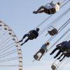 Zwei Wochen lang locken die Fahrgeschäfte wieder aufs Kiliani-Volksfest.