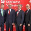 Oben: die Filiale am Hauptsitz der Sparkasse Ostunterfranken am Haßfurter Marktplatz.Rechts: Führen Gesprächeüber die Fusion derSparkassen Schweinfurtund Ostunterfranken:(von links) der Schweinfurter Landrat Florian Töpper, Schweinfurts OB Sebastian Remelé, Vorstandsvorsitzender Johannes Rieger Schweinfurt), Vorstandsvorsitzender Peter Schleich(Ostunterfranken),Haßberge-Landrat Wilhelm Schneider und Königsbergs Bürgermeister ClausBittenbrünn. Oben: die Filiale am Hauptsitz der Sparkasse Ostunterfranken am Haßfurter Marktplatz.Rechts: Führen Gesprächeüber die Fusion derSparkassen Schweinfurtund Ostunterfranken:(von links) der Schweinfurter Landrat Florian Töpper, Schweinfurts OB Sebastian Remelé, Vorstandsvorsitzender Johannes Rieger Schweinfurt), Vorstandsvorsitzender Peter Schleich(Ostunterfranken),Haßberge-Landrat Wilhelm Schneider und Königsbergs Bürgermeister ClausBittenbrünn.